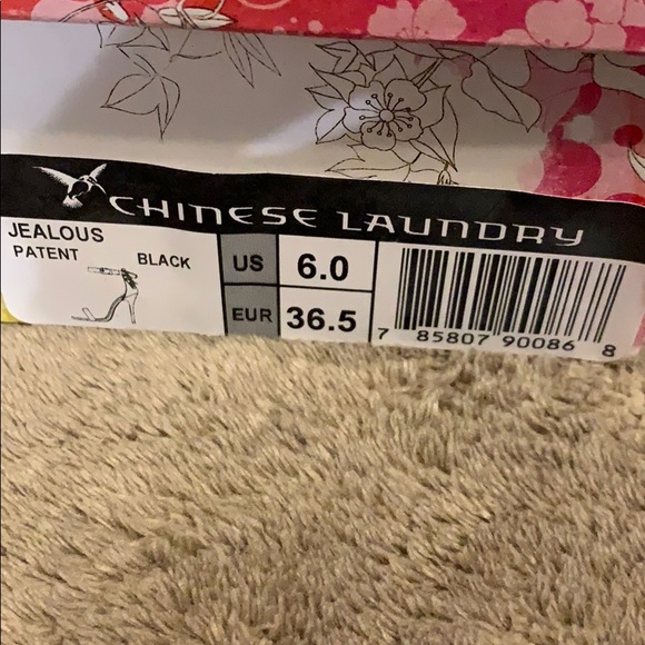 Women Heels - Picture 3 of 3